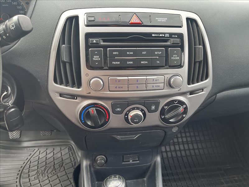 Hyundai i20 1,2 i  Family Space - fotka 12 z 21