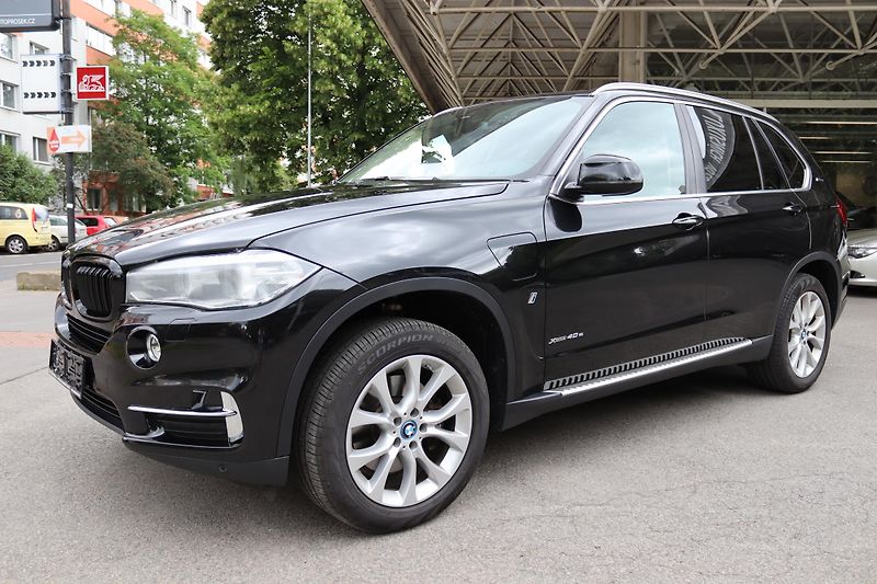 BMW X5 XDRIVE 40e F15 230kW DPH - fotka 15 z 48