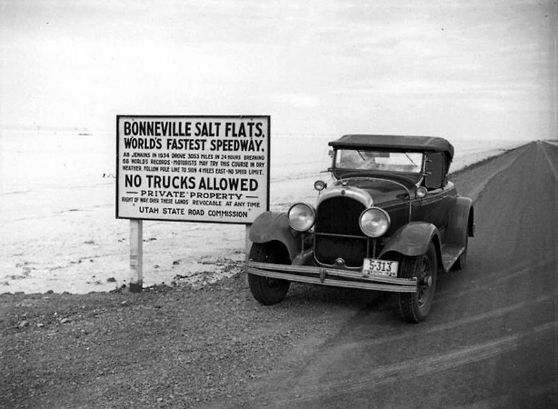 Vítejte v Bonneville Salt Flats! Cedule, která vítá návštěvníky solného jezera, kde se dosahuje rychlostních rekordů.