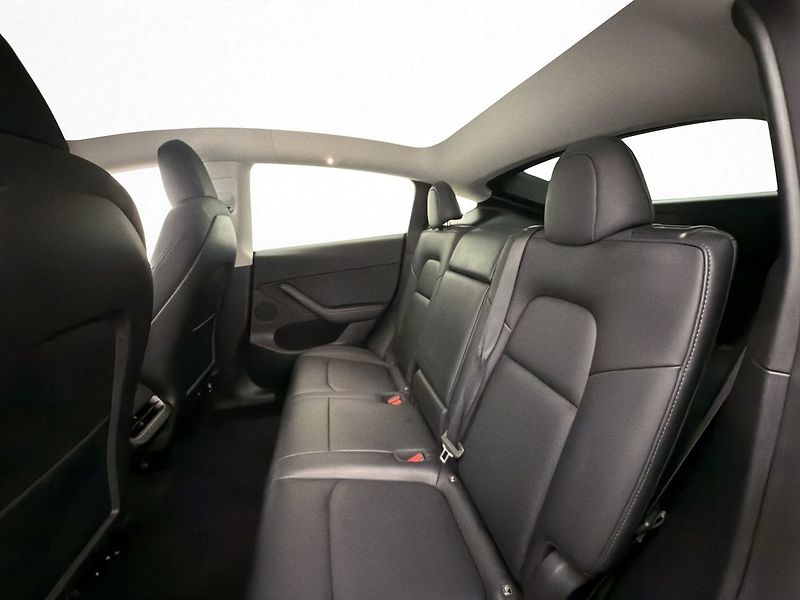 Tesla Model Y Long Range AWD - fotka 28 z 30