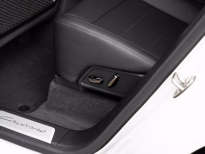 Porsche Cayenne Electric Pano 360 Matrix Tažné - fotka 13 z 23