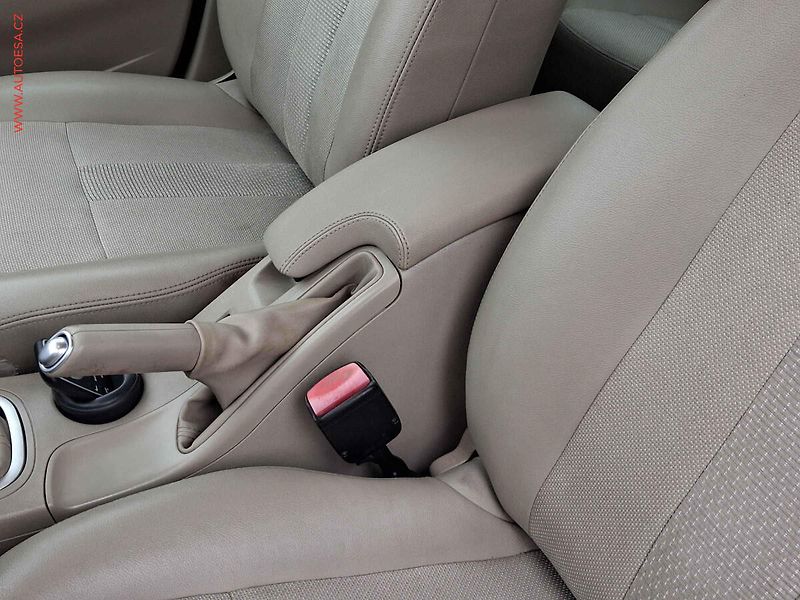 Renault Fluence (2010) 1.6 i, ČR, autoAC, temp. - fotka 18 z 19