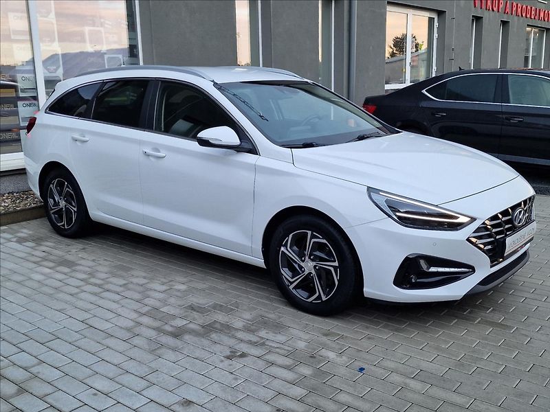 Hyundai i30 1.0 T-Gdi Family Smart Kombi - fotka 2 z 50