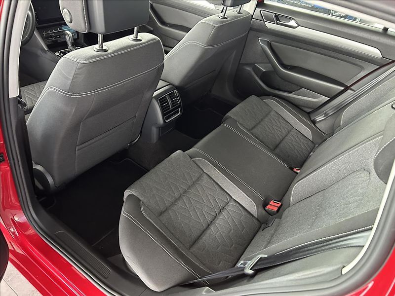 Volkswagen Passat 2,0   TDI 90kW,DSG,SERVISKA,AC - fotka 29 z 33