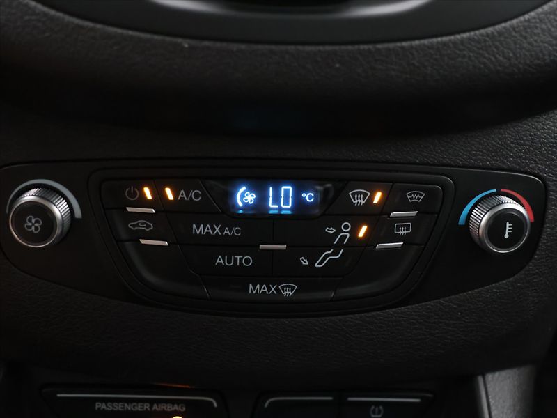 Ford Tourneo Courier 1,0 EB 74kW Titanium CZ 1.Maj. - fotka 23 z 34