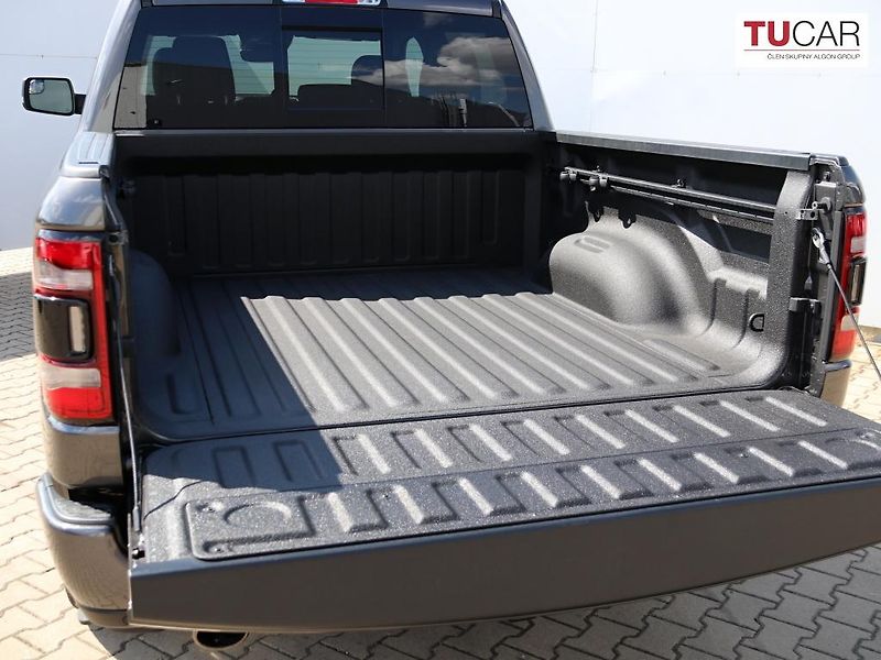 Dodge RAM (2024) 1500 Laramie Night Edition V8 - fotka 7 z 44
