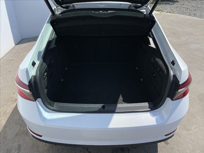 Škoda Superb 2,0 DSG 4x4 L&K LEDmatrix+360° - fotka 25 z 25