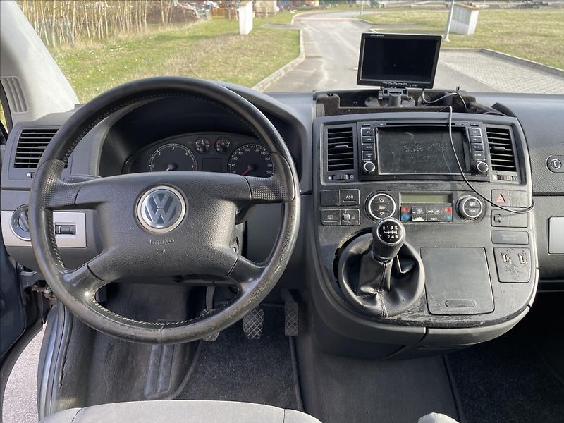 Volkswagen Multivan 2,5 TDI 95kW*tažné*aut. klima* - fotka 9 z 40