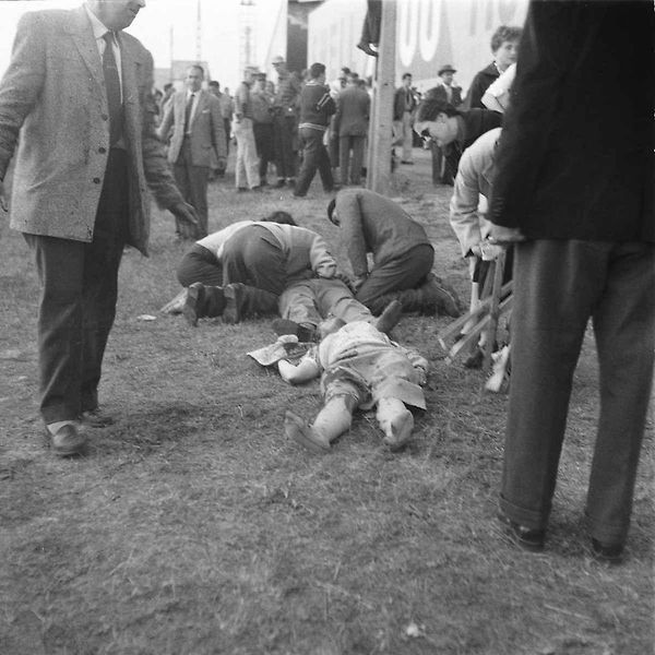 Le Mans 11. června 1955, okamžiky po katastrofě. Po nehodě závod i přes chaos pokračoval, protože funkcionáři se obávali, že hromadný odchod diváků by zablokoval cesty a na místo by se nedostali záchranáři.