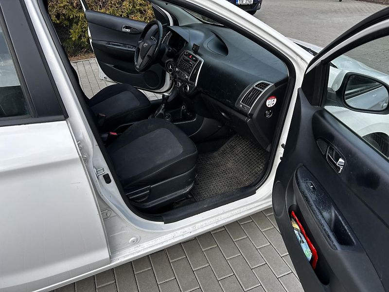 Hyundai i20 1.3 /63kW - fotka 14 z 16