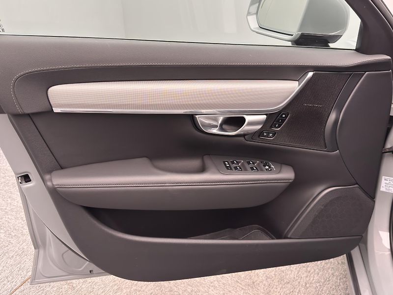 Volvo V90 B4 BRIGHT PLUS AUT - fotka 18 z 46