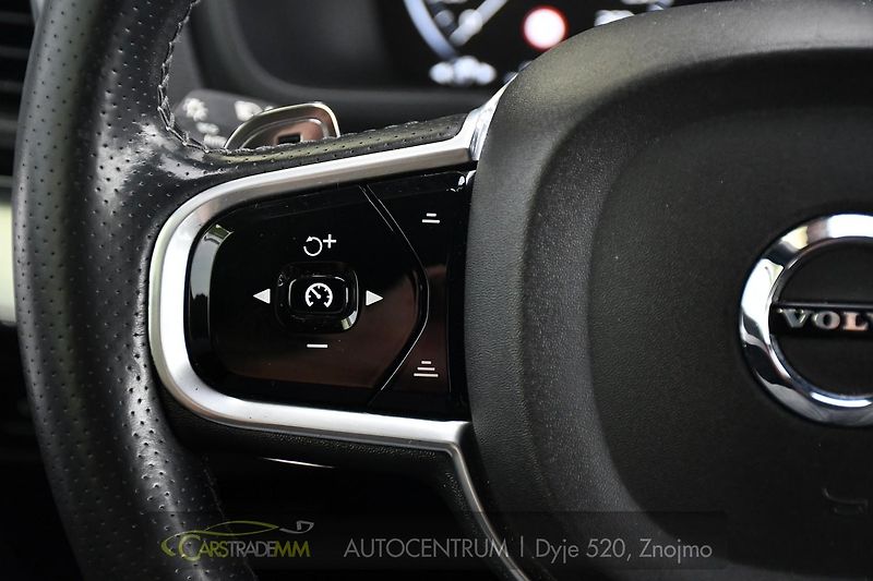 Volvo XC90 D5 AWD MOMENTUM ČR - fotka 25 z 39