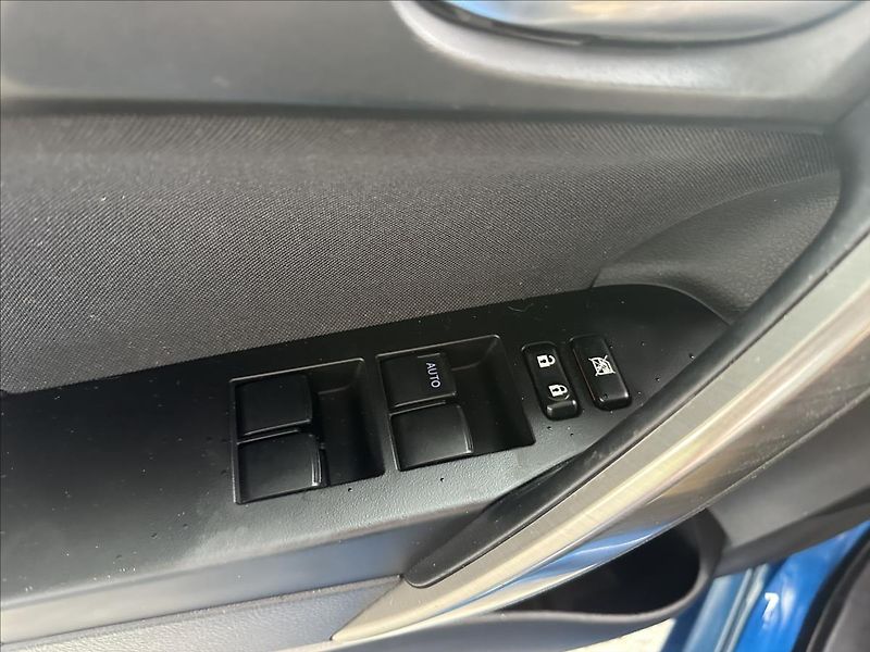 Toyota Auris 1,6 EXCLUSIVE - fotka 21 z 28