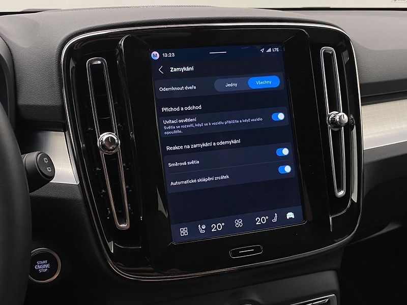 Volvo XC40 (2026) B3 AUT DARK PLUS - fotka 53 z 60
