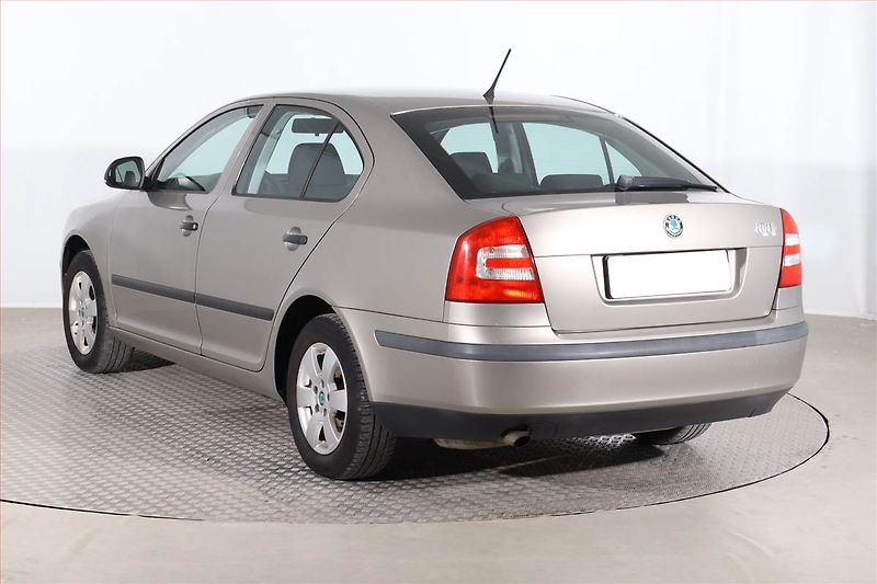 Škoda Octavia (2011) 1.6, Serv.kniha, Tempomat - fotka 4 z 19
