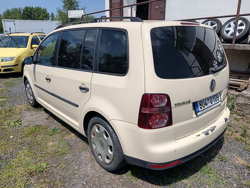 Volkswagen Touran 1.9 TDI Highline 7místný - fotka 2 z 24