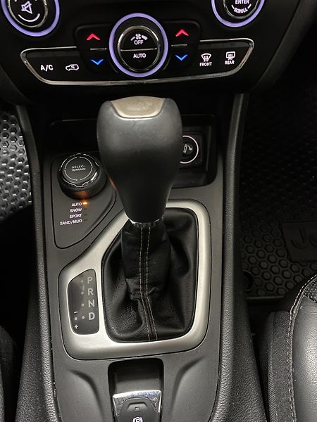 Jeep Cherokee 2.2 M-JET,A/T,4x4,1.MAJ.TZ - fotka 24 z 31