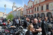 Třeboňské Masarykovo náměstí bylo motorkami doslova našlapané. Stovkám strojů požehnal tamní kaplan Jiří Kalaš.