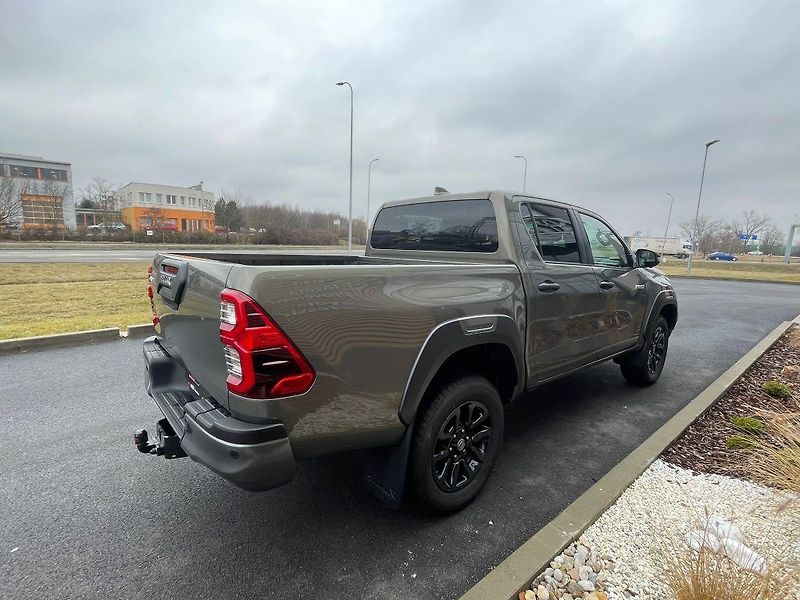 Toyota Hilux 2.8 D-4D automat Invincible - fotka 6 z 28