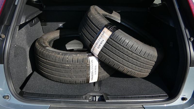 Volvo XC40 T2 FWD Momentum Core - fotka 19 z 22