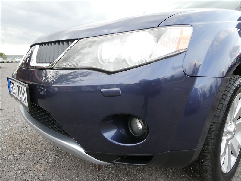 Mitsubishi Outlander 2,4 i 125kW 7.míst,4x4,automat - fotka 4 z 35