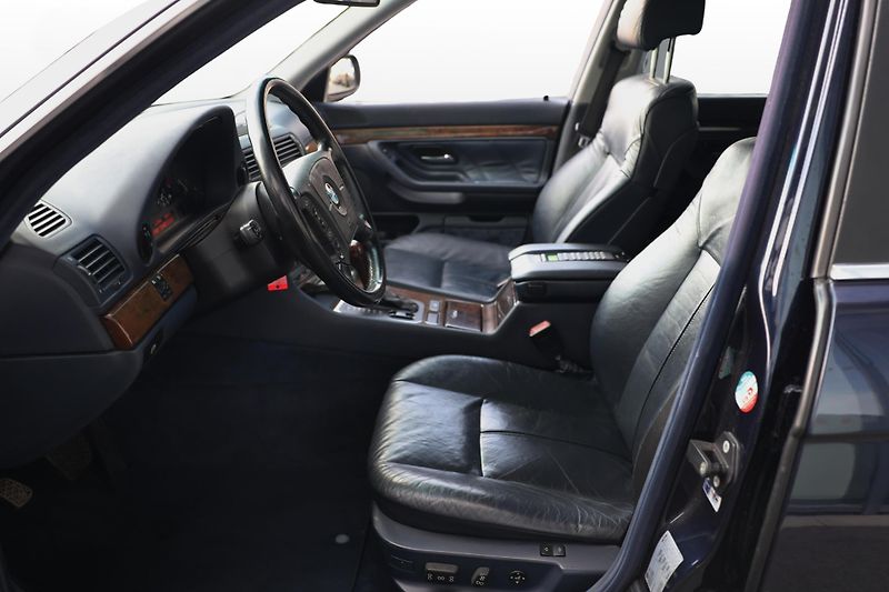 BMW Řada 7 (1996) BMW 730i - fotka 9 z 14