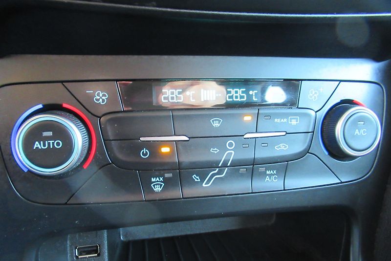 Ford Focus 1.0 92kW AUT. KLIMA  - fotka 12 z 22