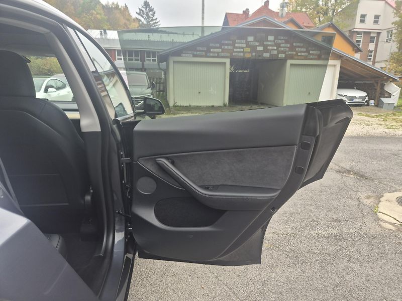 Tesla Model Y RWD 220kw TZ SOH 93,6 % - fotka 38 z 49