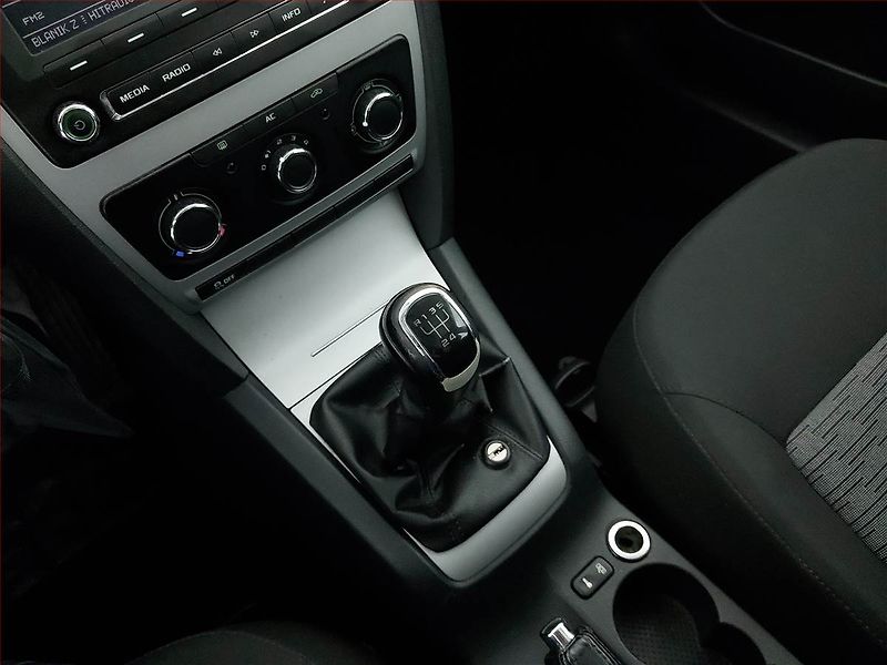 Škoda Octavia (2011) 1.6 TDI, nová STK, rezervace - fotka 13 z 15