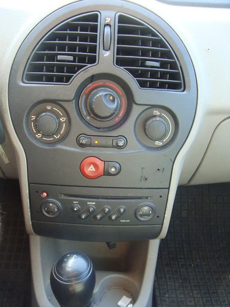 Renault Modus 1.6i, 65 kW, klima, tažné - fotka 15 z 19