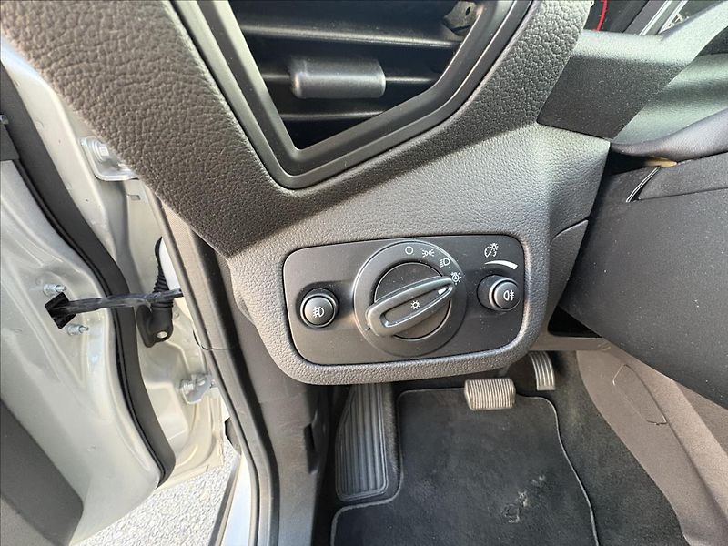 Ford C-MAX 1,5 TDCi 88kW Xenon,Výhřev,Nav - fotka 5 z 36