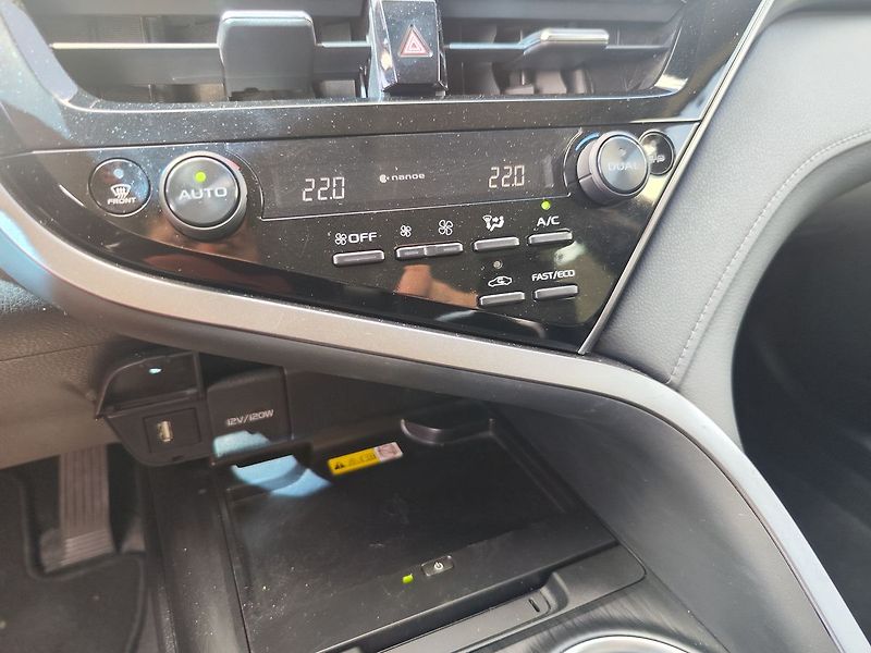 Toyota Camry 2.5 HEV/160kW Executive e-CVT - fotka 21 z 35