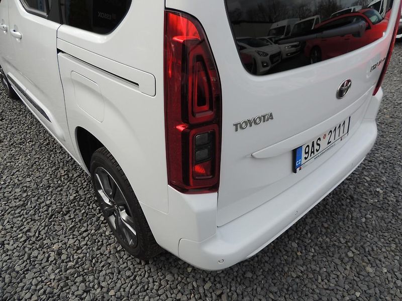 Toyota ProAce City Verso (2023) 1.2T,81kw,Family,7míst,1maj.ČR - fotka 15 z 76