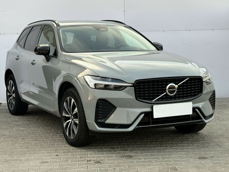 Volvo XC60 PLUS DARK B4 AWD 145kW - fotka 4 z 33