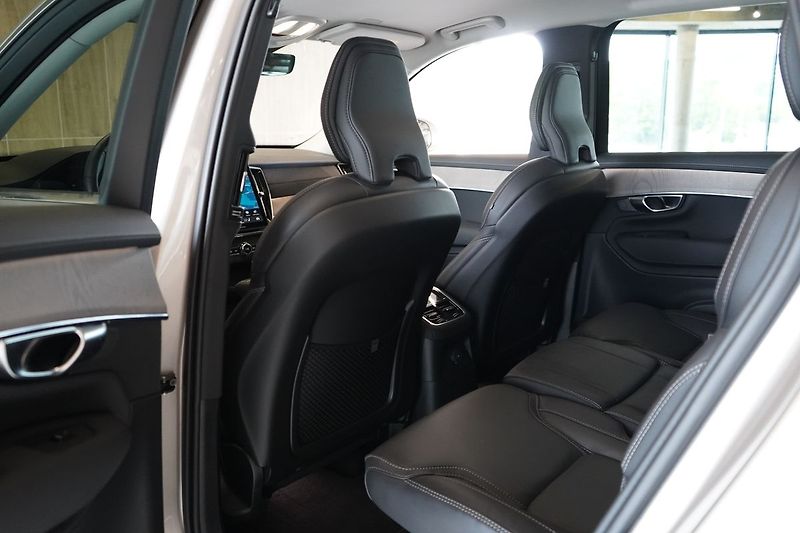 Volvo XC90 T8 AWD PLUS, Ventilace, 360° - fotka 42 z 48