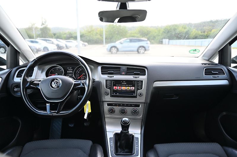 Volkswagen Golf VII 2.0TDI 110KW Highline 2/17 - fotka 12 z 57