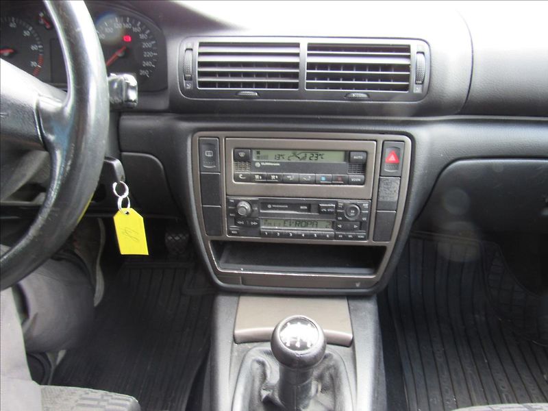 Volkswagen Passat 1,6 i 74kW Combi - fotka 15 z 24