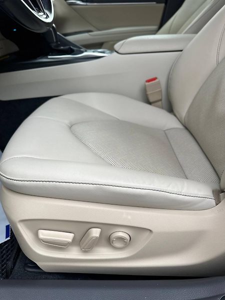 Toyota Camry (2021) 2.5 HEV EXECUTIVE AUTOMAT - fotka 8 z 37