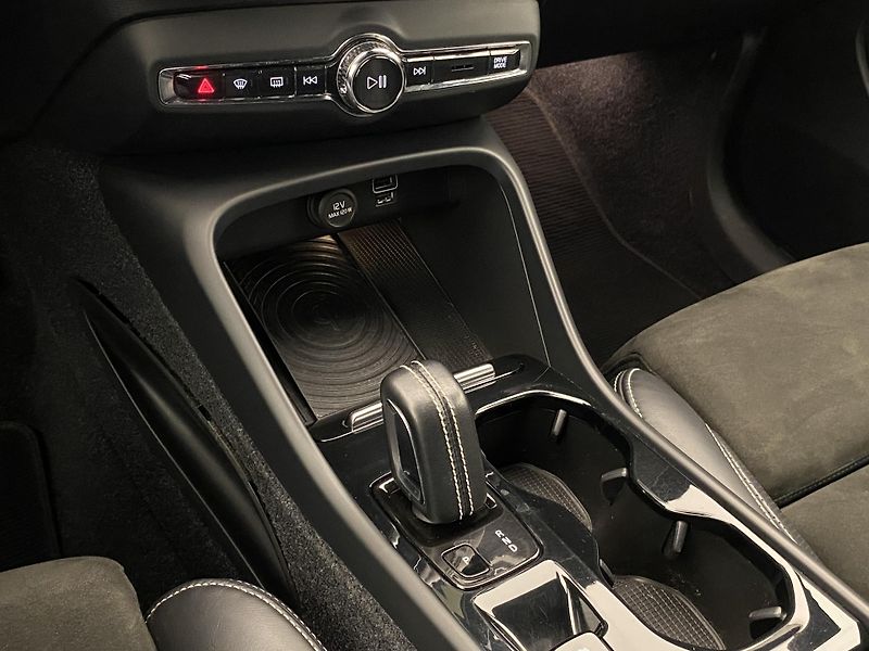 Volvo XC40 D4 AWD R-DESIGN AUT  - fotka 26 z 45