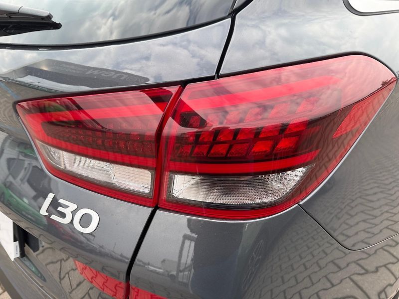 Hyundai i30 (2025) 1,5 T-GDi 103 kW STYLE - fotka 12 z 24