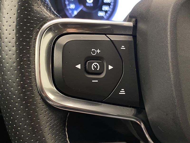 Volvo XC40 D4 AWD R-DESIGN AUT  - fotka 19 z 45