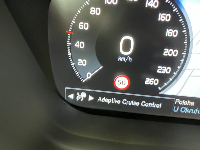 Volvo XC60 B4 AWD R-Design AT8, ČR - fotka 28 z 50