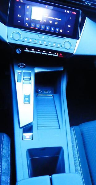 Peugeot 308 SW ACTIVE PT 130k EAT8 - fotka 19 z 26