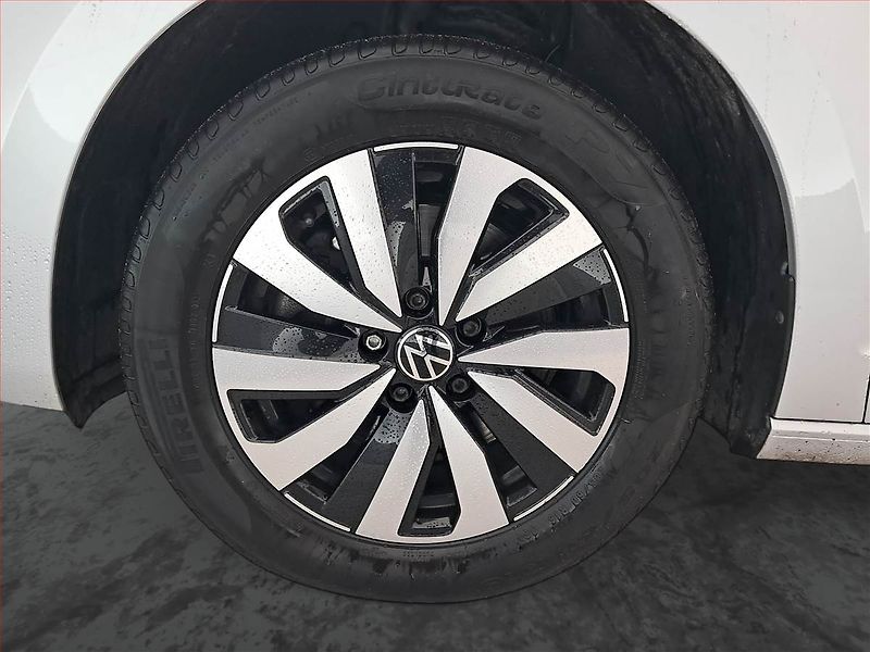 Volkswagen Touran (2023) 1.5 TSI - fotka 15 z 19