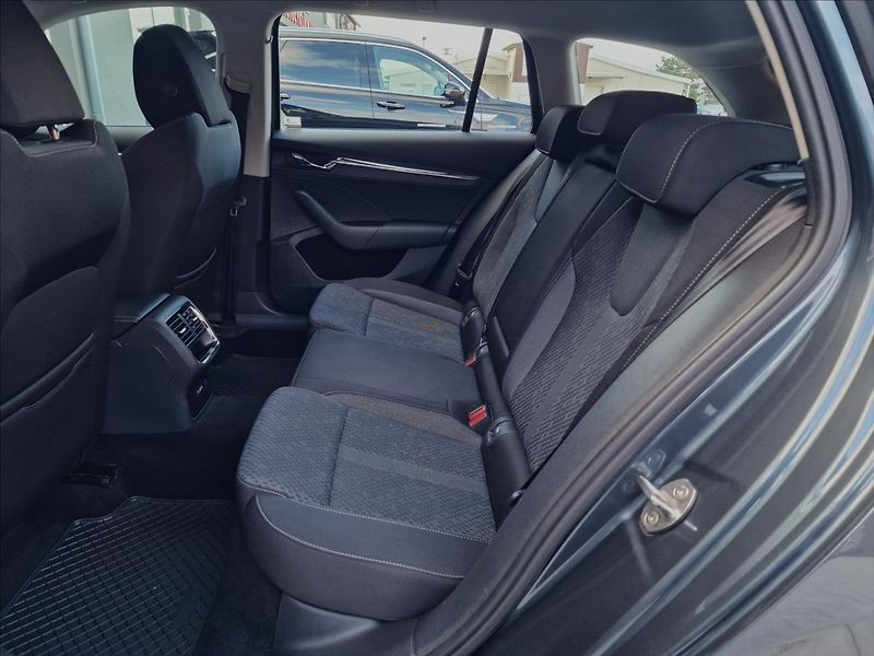Škoda Octavia 2.0 TDI DSG Style Combi,1.Maj - fotka 17 z 50