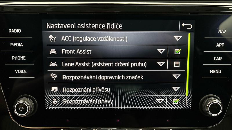 Škoda Superb 2.0 TSI DSG 4x4 Scout Combi - fotka 29 z 36