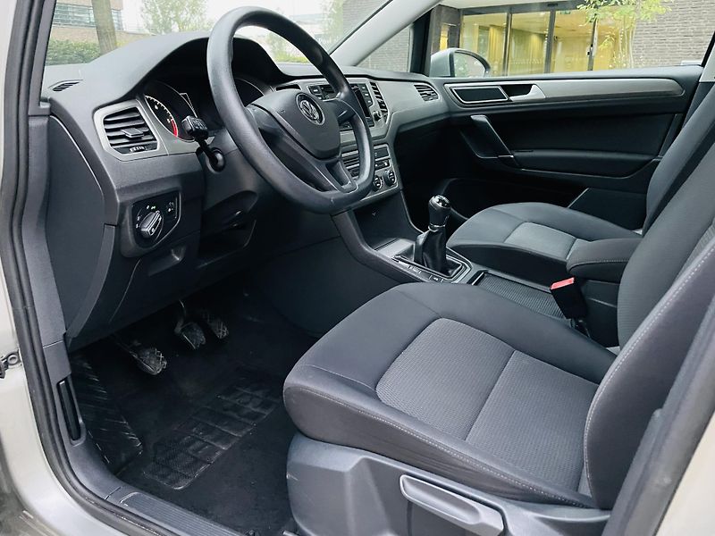 Volkswagen Golf Sportsvan 1.6TDI MANUÁL SENZORY TEMPOMAT - fotka 27 z 40