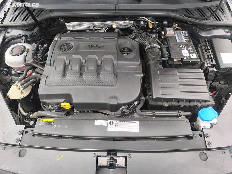 Volkswagen Passat R-LINE,MAX VÝBAVA,KRÁSNÝ,1.MAJ - fotka 29 z 29
