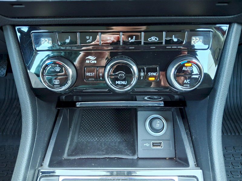 Škoda Superb (2018) Combi Ambition Plus 2,0TDi 110 - fotka 29 z 35