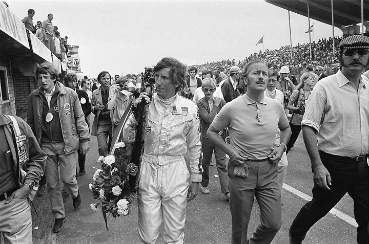 Jochen Rindt doprovázený Colinem Chapmanem po vítězství ve Velké ceně Holandska 1970.